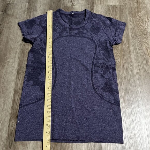 Lululemon Purple Patterned Size 8 Swiftly Tech Short-Sleeve Shirt 2.0 Hip Length - Picture 5 of 7